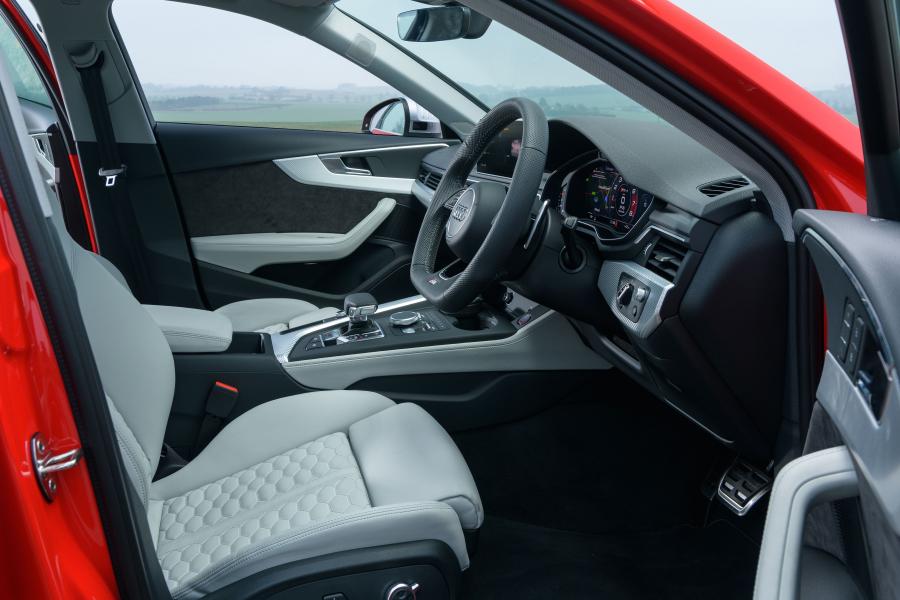 Интерьер Audi RS4 Avant (B9) 2018 года  (UK) (фото 9 из 40)